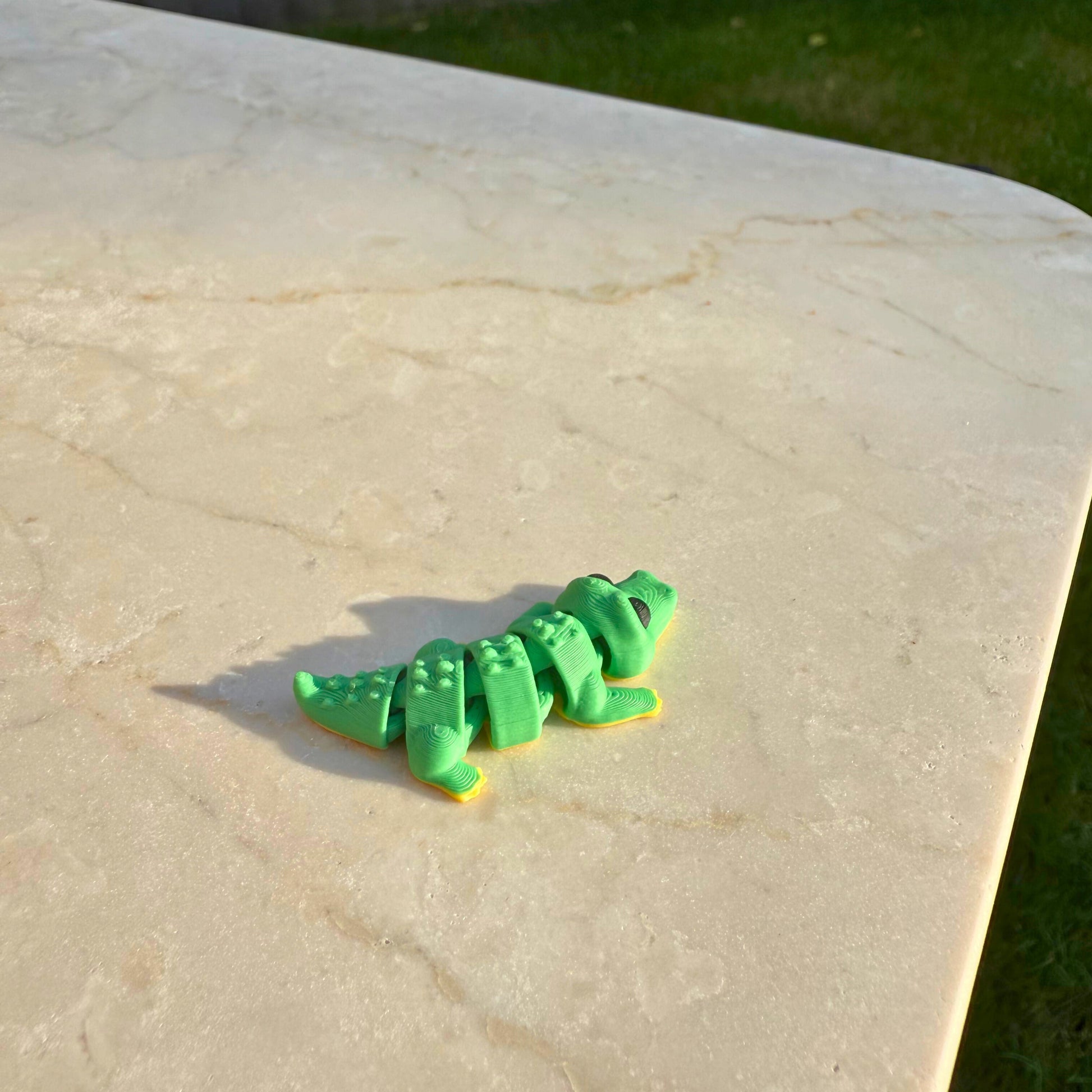 Flexibel model van een 3D geprinte krokodil, speelgoed met beweegbare delen voor kinderen.