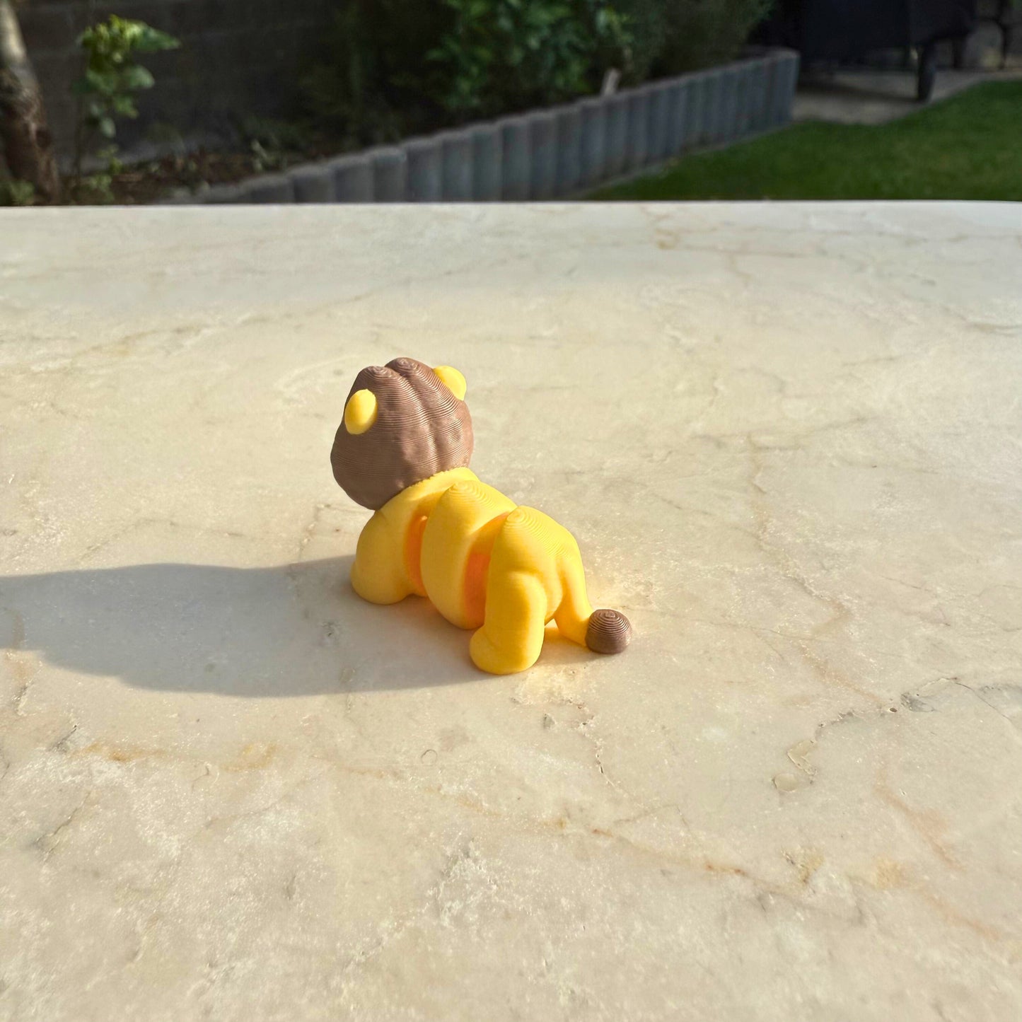 Flexibel model van een 3D geprinte leeuw, speelgoed met beweegbare delen en realistische details.