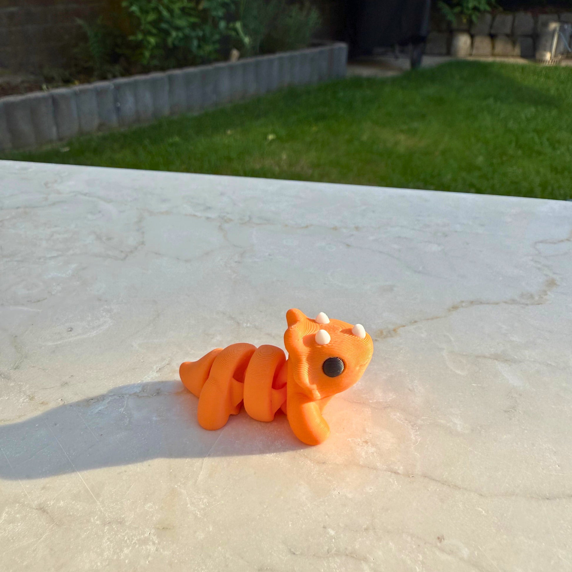 Flexibel 3D geprint baby triceratops speelgoed van WereldjeMakers, met beweegbare delen.