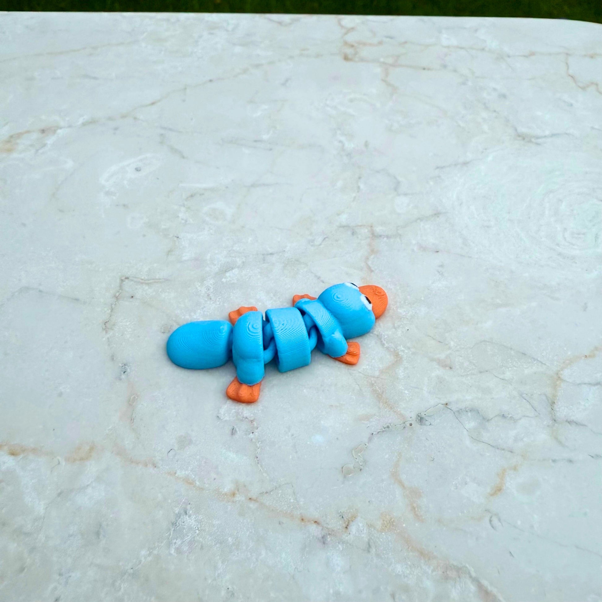 Flexibel model van een 3D geprint vogelbekdier, speelgoed met beweegbare delen voor kinderen.