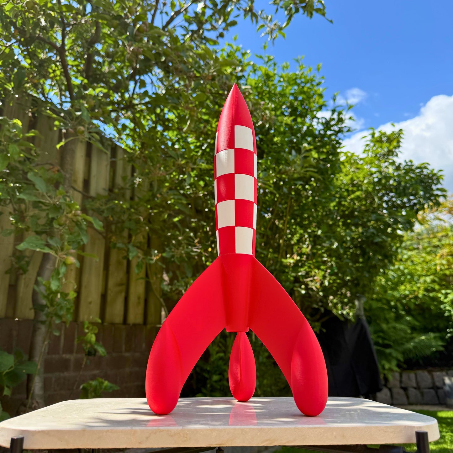 Iconische rood-witte maanraket van Kuifje (Tintin) als 3D geprint model, zijaanzicht.