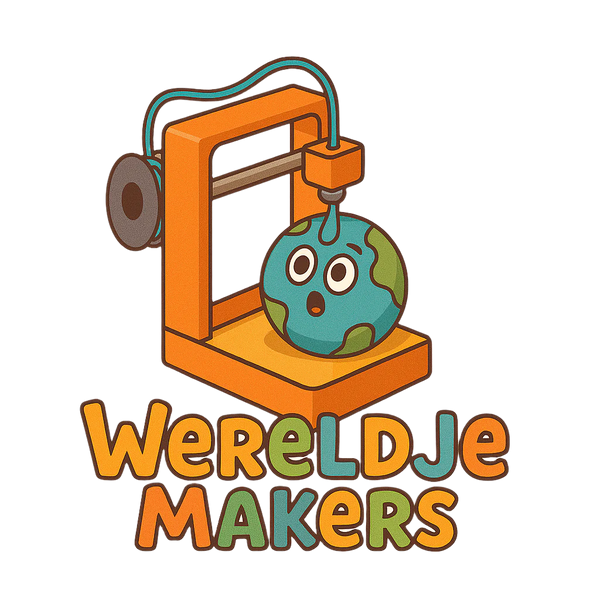 Het logo van WereldjeMakers toont een vrolijke 3D-printer die een verbaasde wereldbol print, met speelse tekst “Wereldje Makers” eronder.