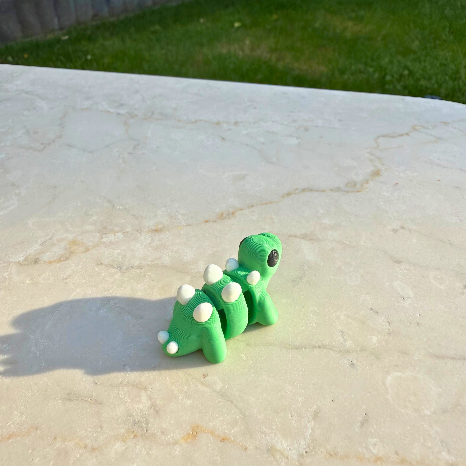 Duurzaam 3D geprint flexibel baby stegosaurus van WereldjeMakers, veilig speelgoed.