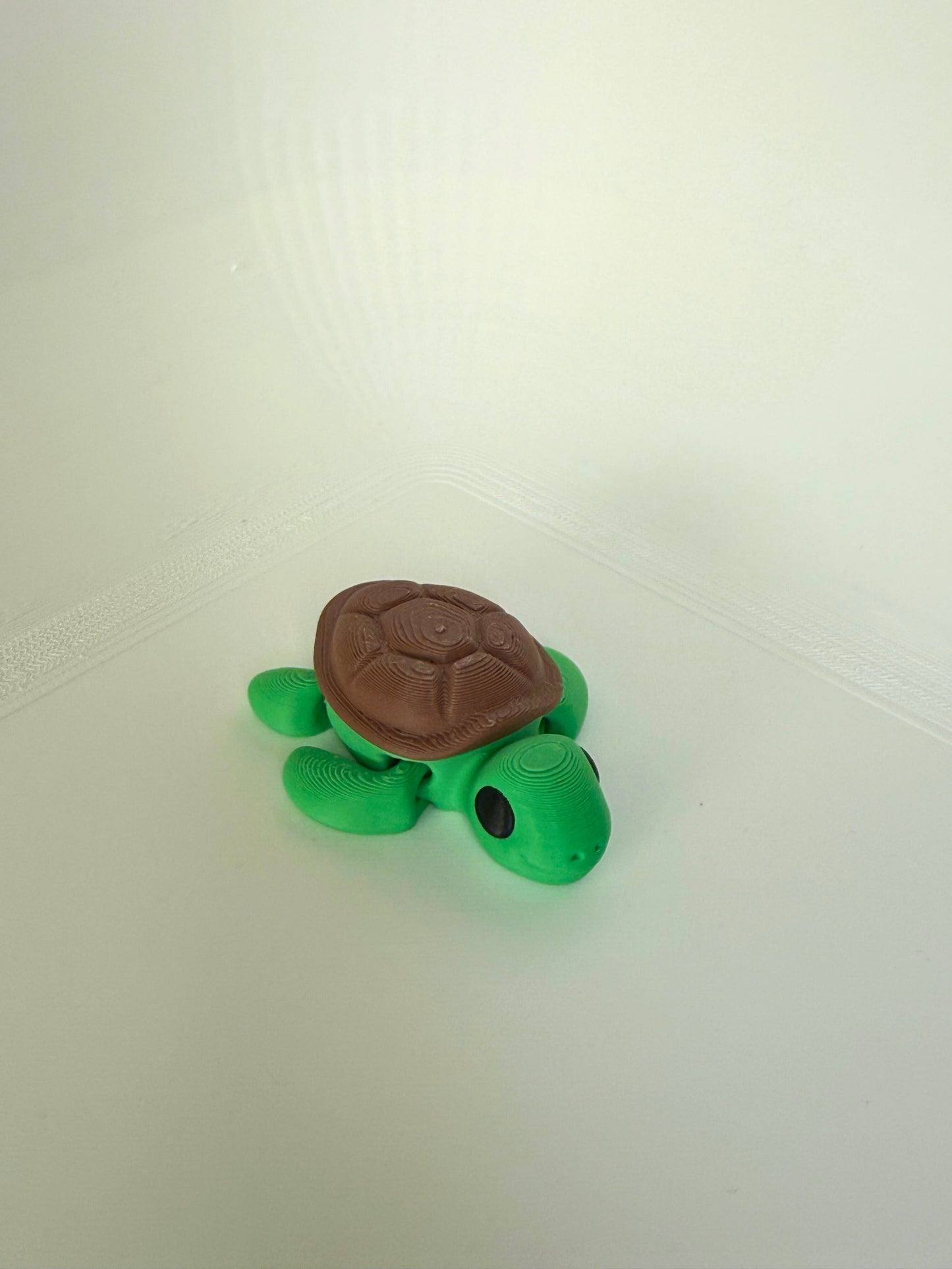 Groene 3D-geprinte schildpad van PLA met bruine schaal – speelgoedfiguur voor kinderen, vooraanzicht
