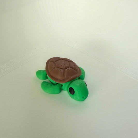 Groene 3D-geprinte schildpad van PLA met bruine schaal – speelgoedfiguur voor kinderen, vooraanzicht