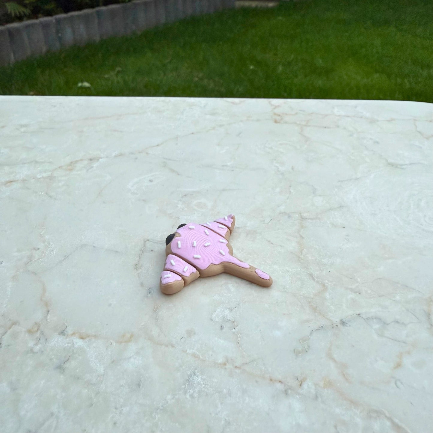 Uniek 3D geprint speelgoed pijlstaartrog in een zoet, "gesuikerd" thema, duurzaam PLA.