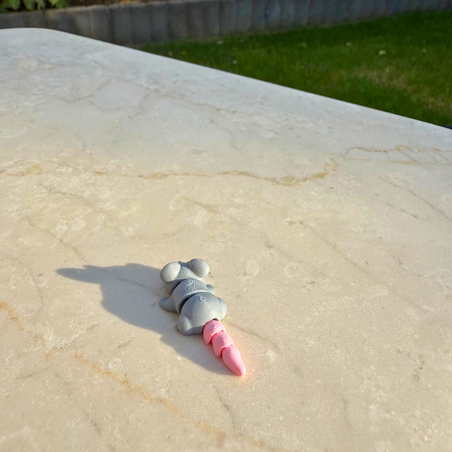 Klein 3D geprint speelgoed muisje, ideaal voor fantasierijk spel en als verzamelobject.