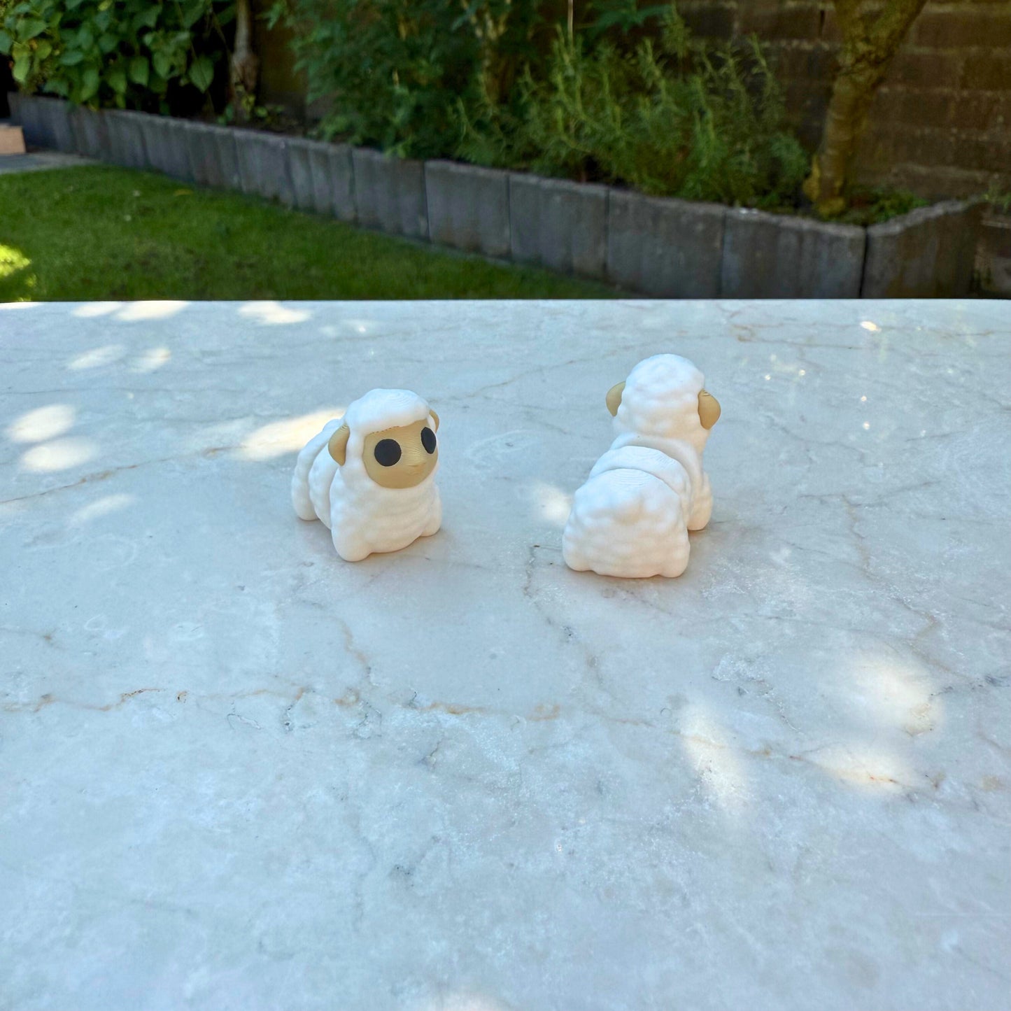 Speelgoedfiguur van een 3D geprint flexibel schaapje, toont het beweegbare lichaam.