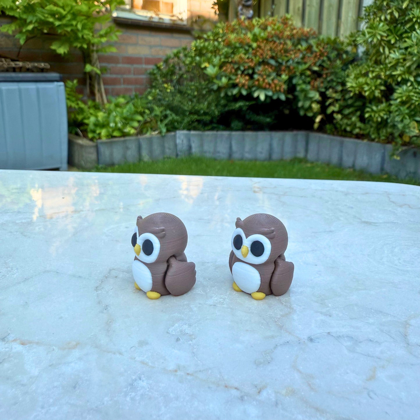 Een paar 3D geprinte speelgoed uiltjes, flexibel model, ideaal voor fantasiespel.