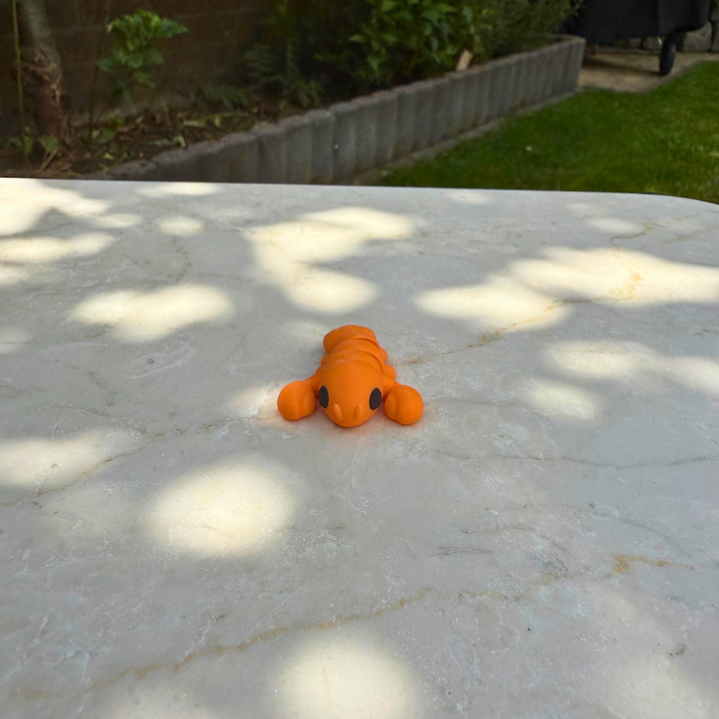 Rood 3D geprint baby flexi kreeftje speelgoed, zijaanzicht met beweegbare scharen en staart.