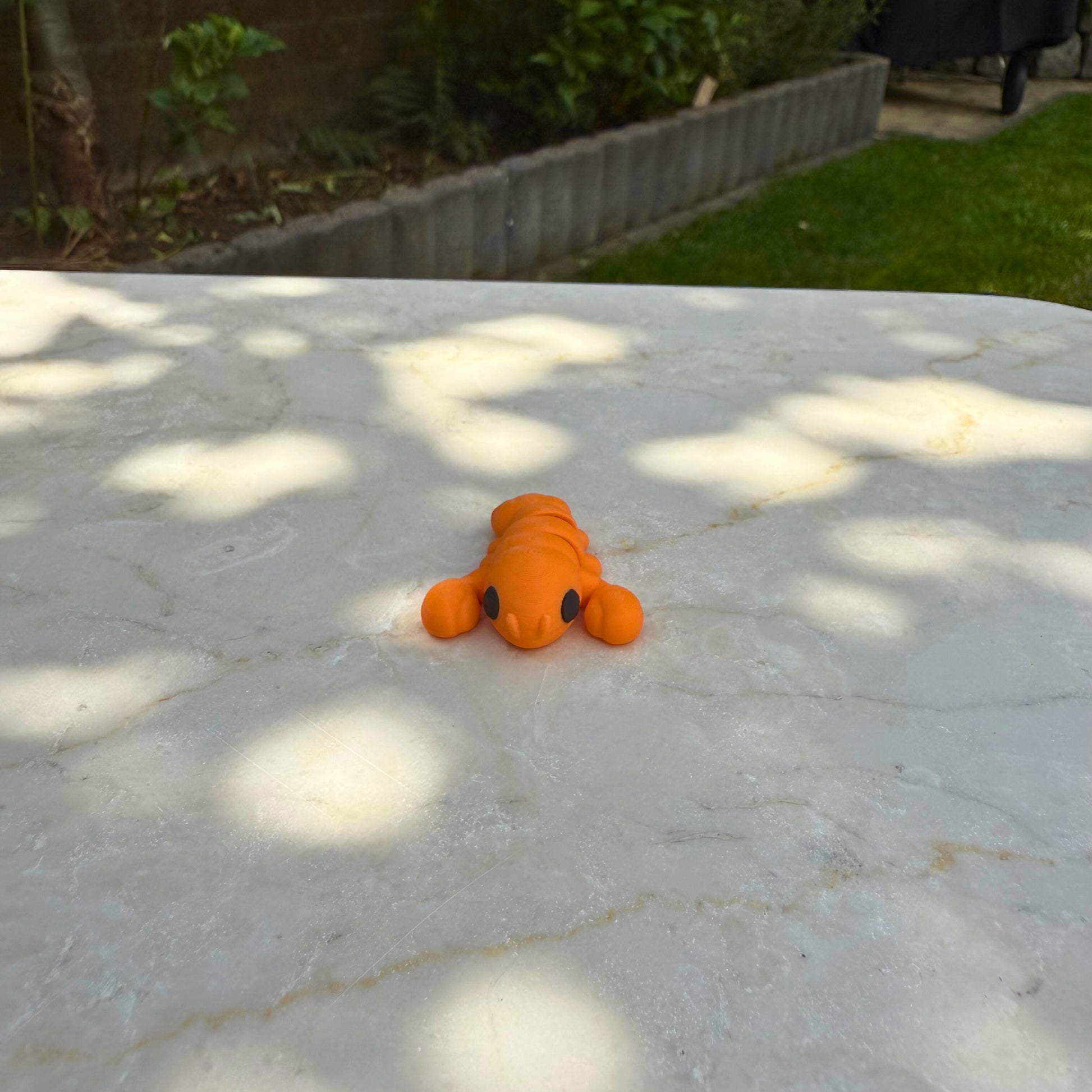 Rood 3D geprint baby flexi kreeftje speelgoed, zijaanzicht met beweegbare scharen en staart.