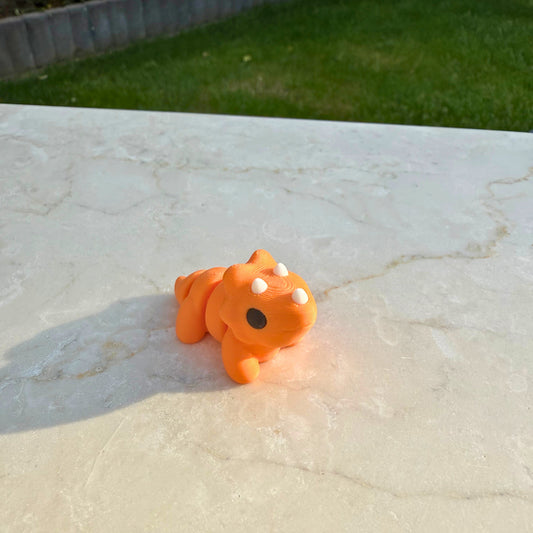 3D geprint flexibel baby triceratops speelgoed, met nekschild en beweegbare poten, duurzaam PLA.