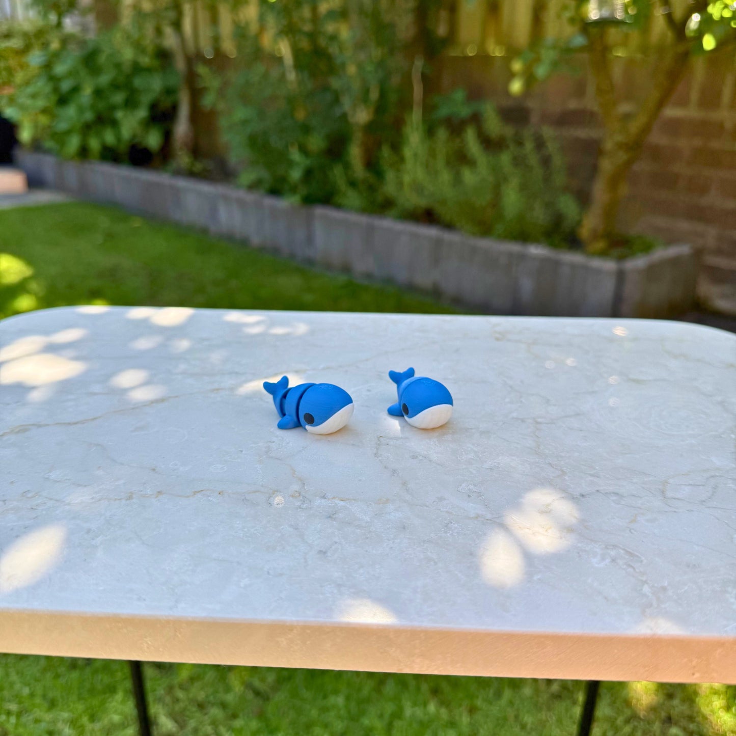 Set van twee 3D geprinte flexibele baby walvisjes, blauw en wit, duurzaam PLA speelgoed.