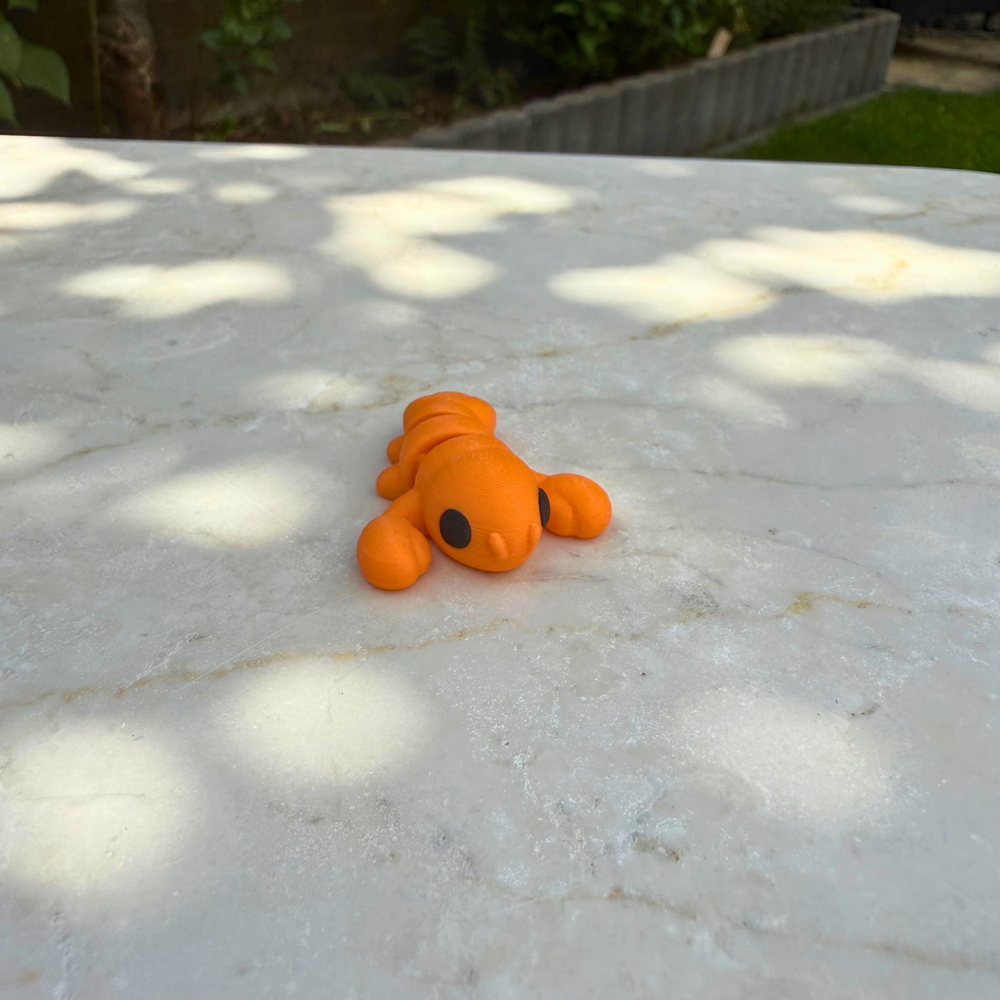 3D geprint baby kreeftje, verkrijgbaar als speelfiguur of sleutelhanger, duurzaam en schattig.