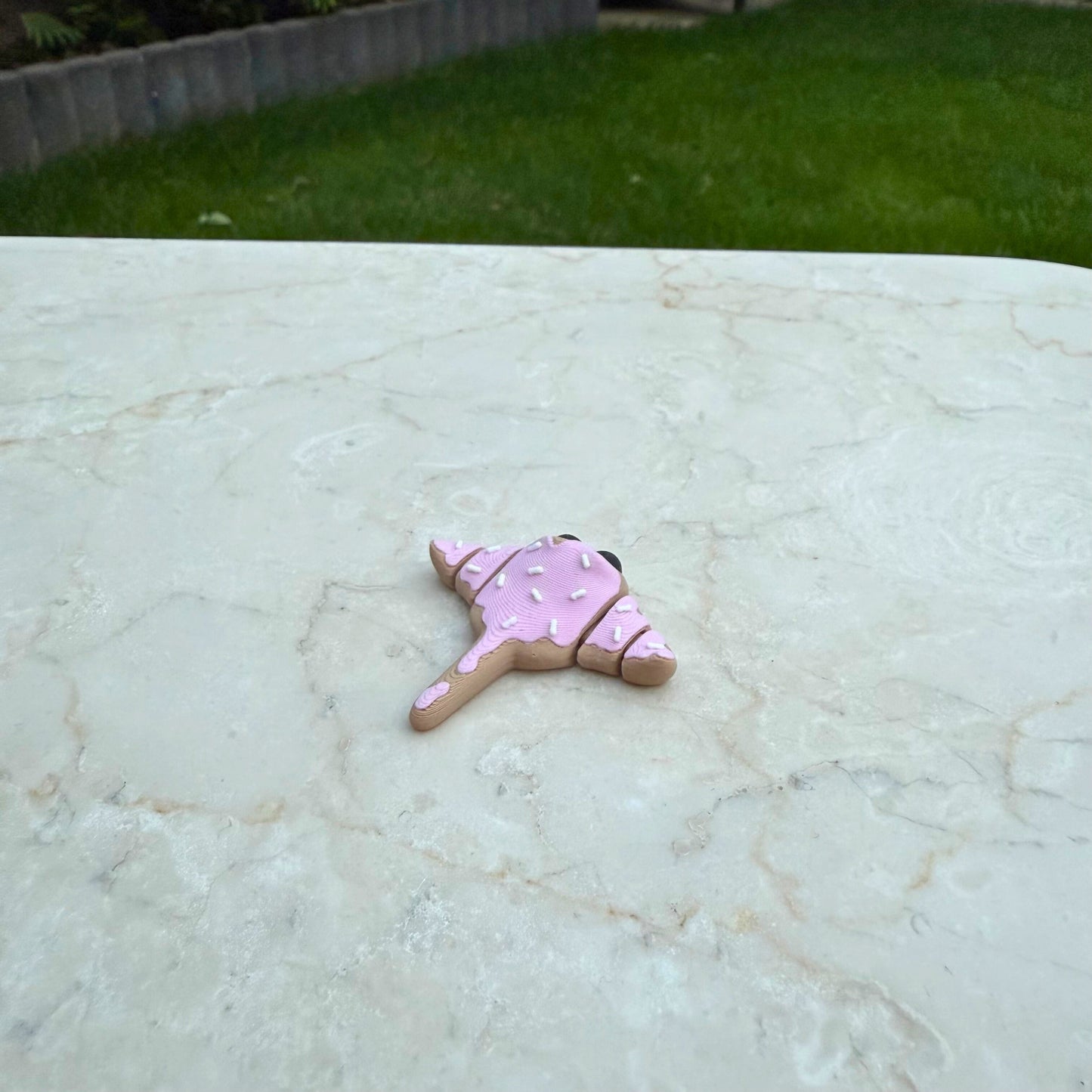 Model van een "gesuikerde" 3D geprinte baby pijlstaartrog van WereldjeMakers, flexibel en speels.