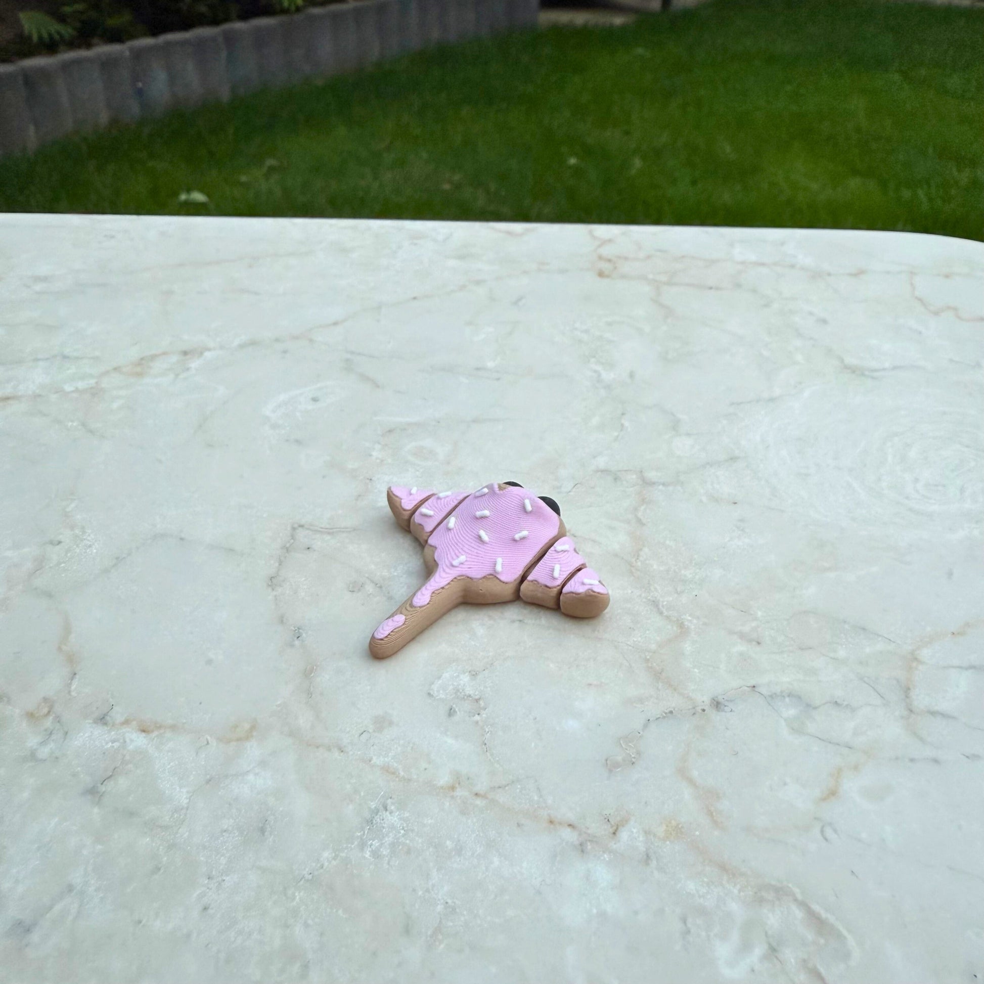 Model van een "gesuikerde" 3D geprinte baby pijlstaartrog van WereldjeMakers, flexibel en speels.