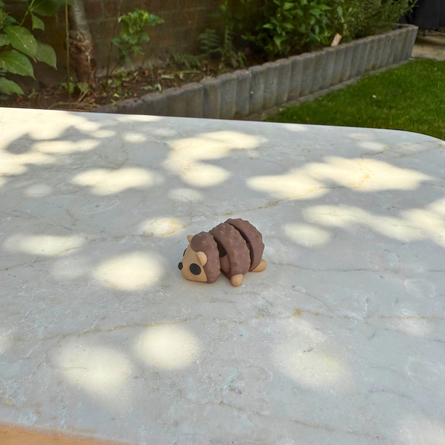 Flexibel 3D geprint baby egeltje speelfiguur, met zichtbare articulatie, eco-vriendelijk.