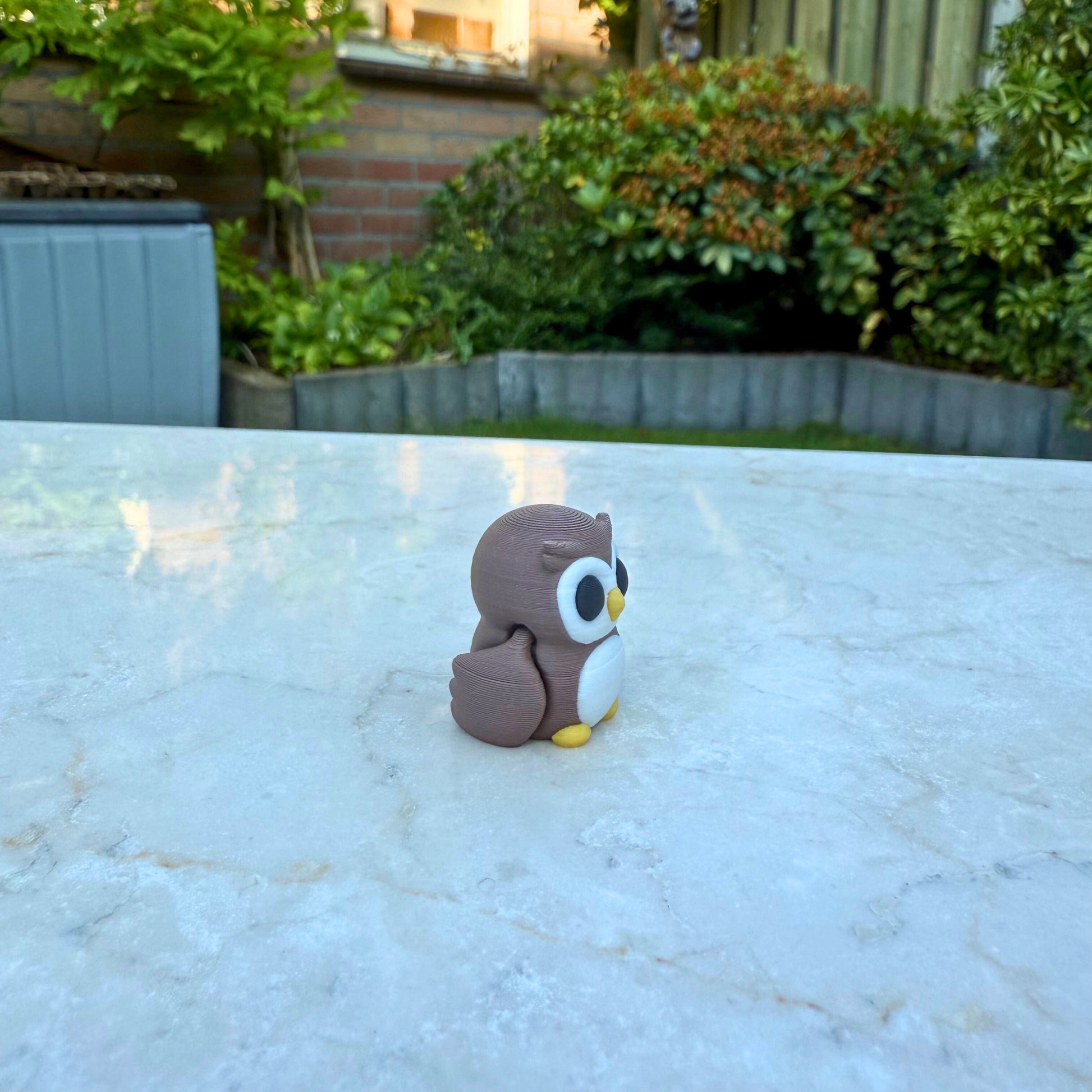 Schattig 3D geprint speelgoed baby uiltje, toont de articulatie en het lieve ontwerp.