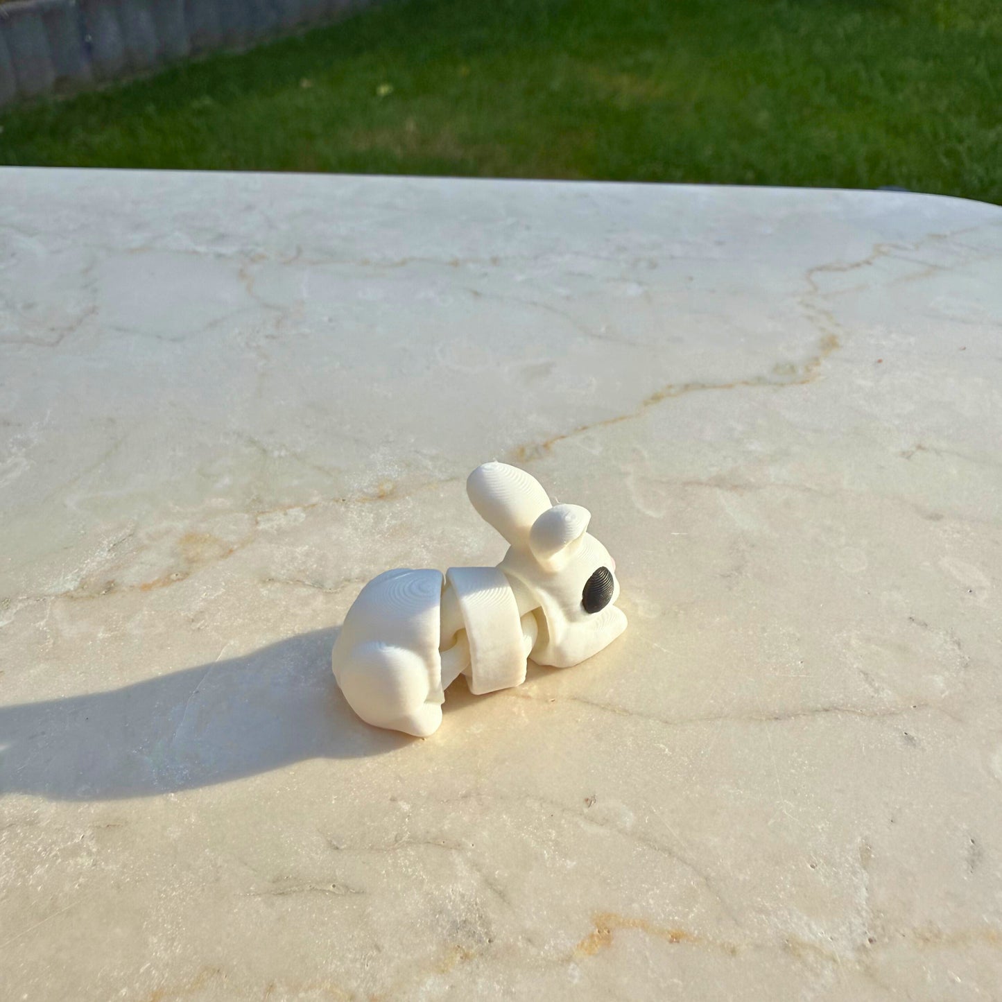 Detail van een 3D geprinte speelgoed konijn, toont de articulatie en het schattige ontwerp.