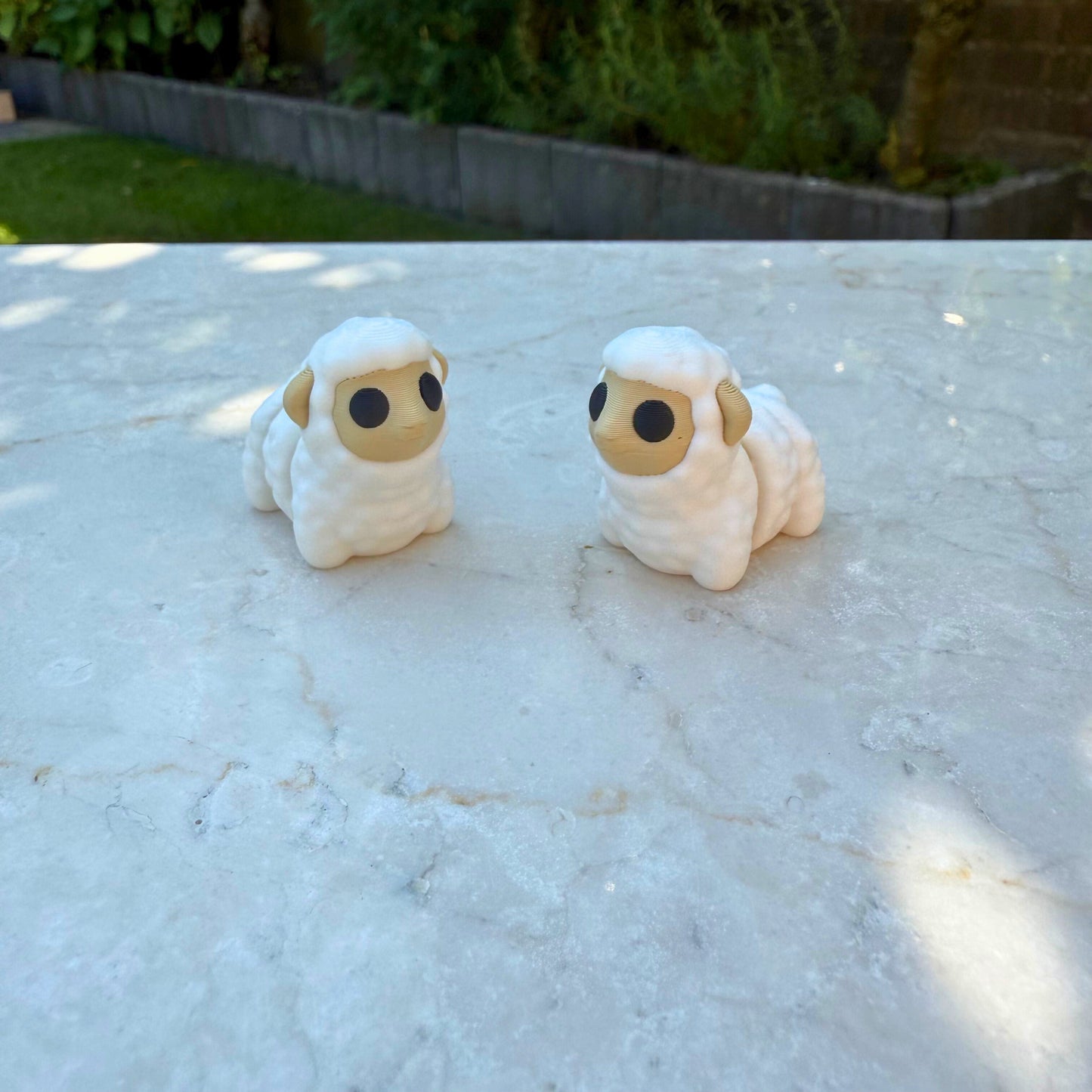 Twee 3D geprinte speelgoed schaapjes, toont de articulatie en het schattige ontwerp.