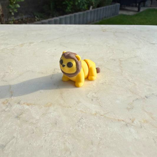 Zijaanzicht van een 3D geprinte speelgoed leeuw, toont de articulatie, eco-vriendelijk materiaal.