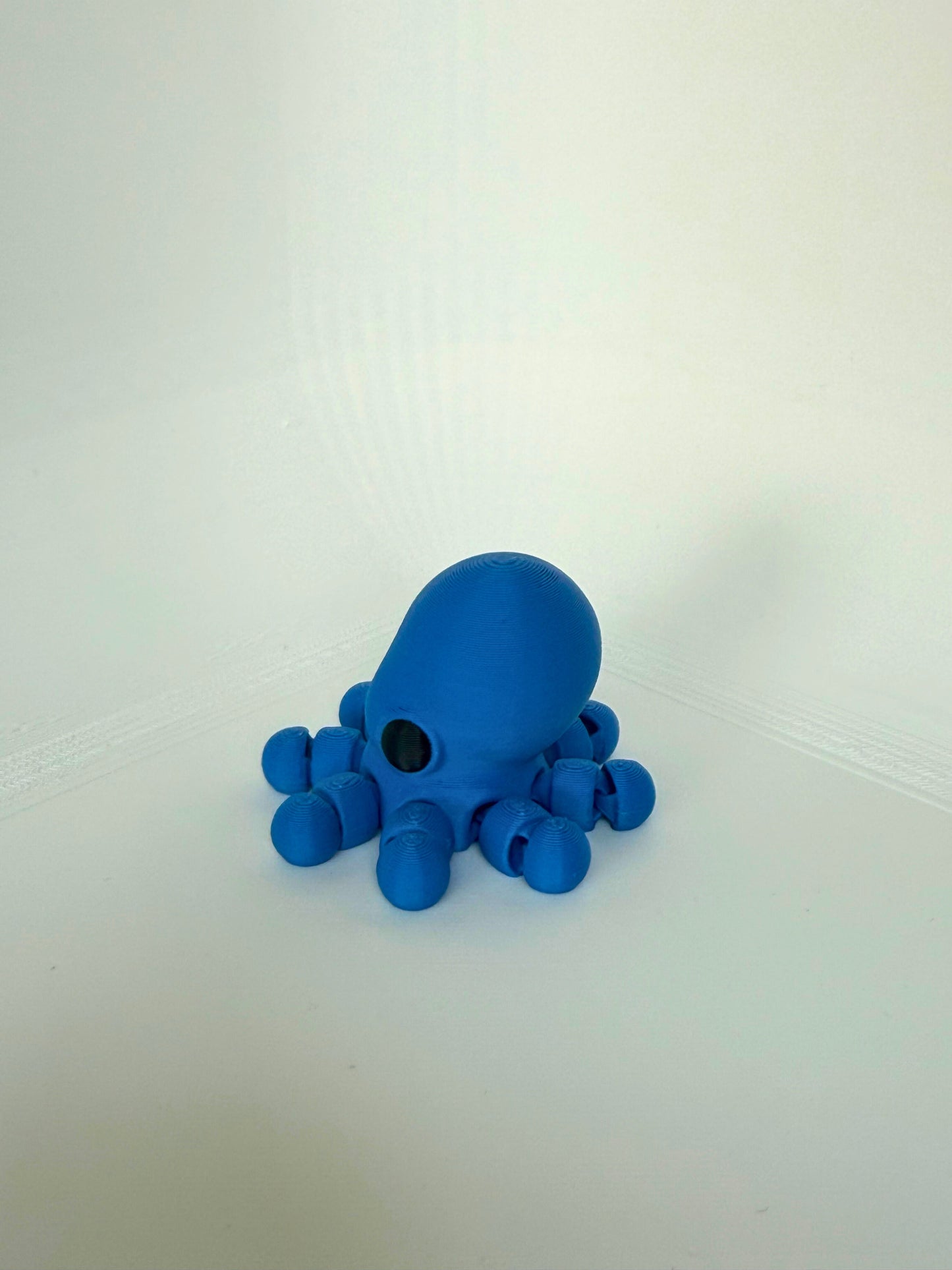 Blauwe octopus speelfiguur met articulerende poten en vriendelijke vorm, zijaanzicht – kindvriendelijk en milieuvriendelijk