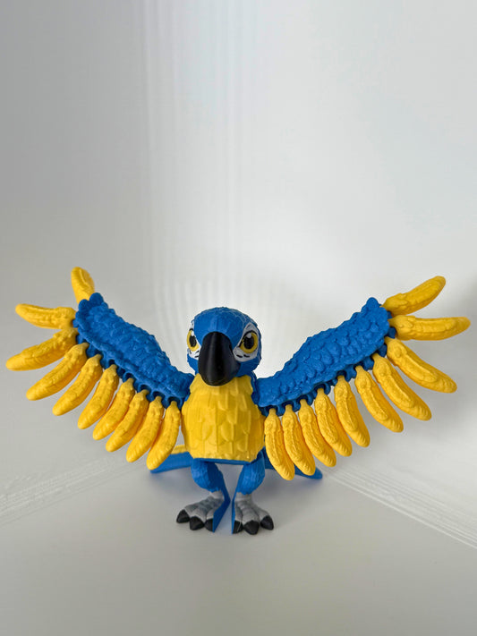 Speelse papegaai met uitgespreide blauwe en gele vleugels, perfect voor kindvriendelijk milieuvriendelijk speelgoed.
