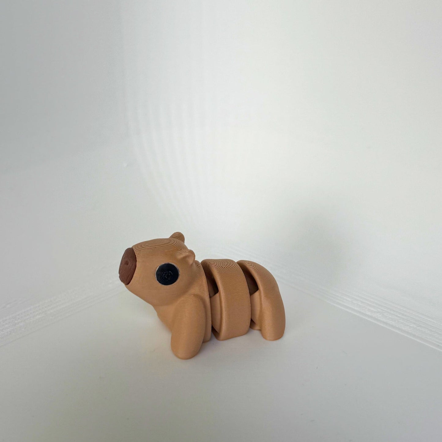 Zijaanzicht van een speelse capibara met ronde pootjes en schattige ogen