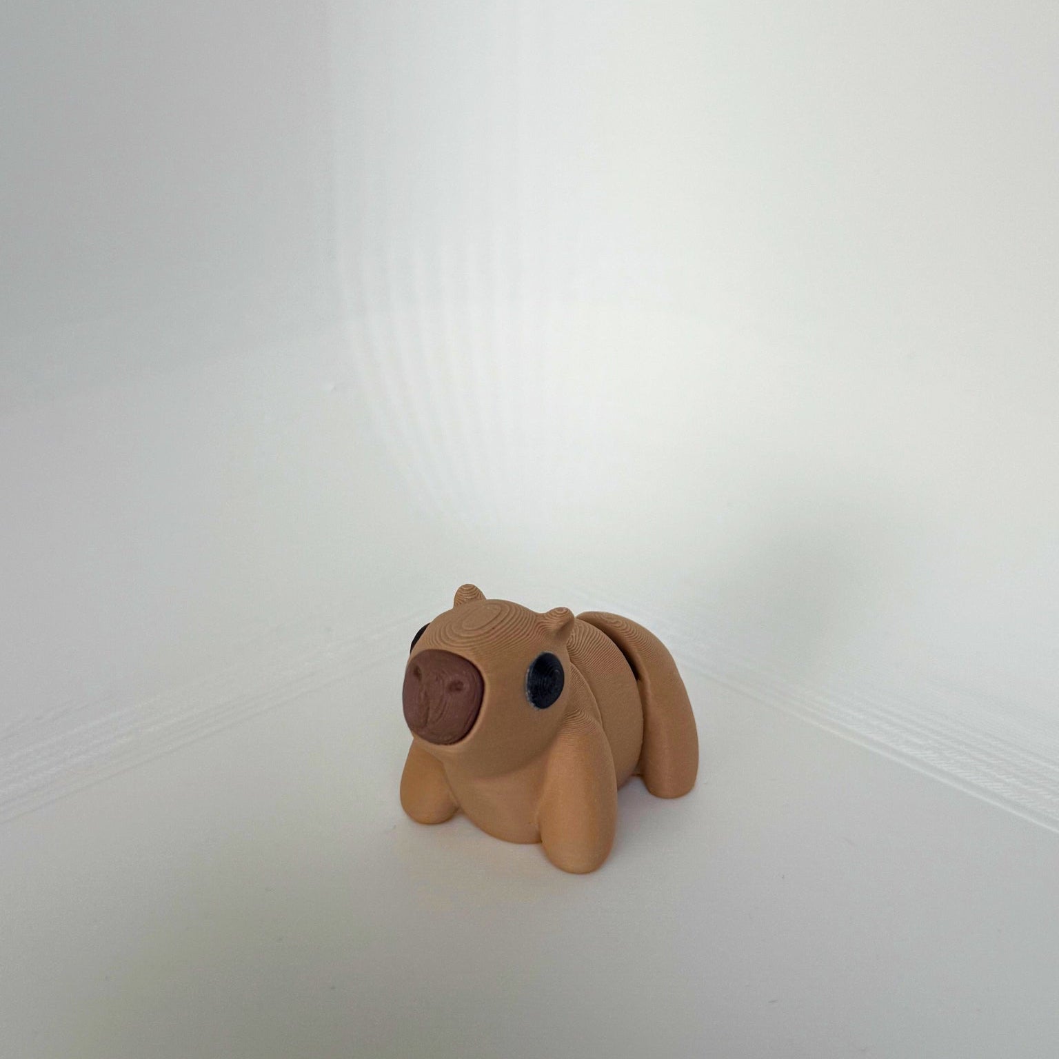 Vooraanzicht van een articulerende capibara-figuur met vriendelijke uitstraling.