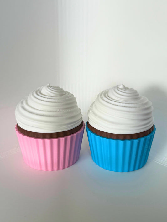 Twee schattige cupcake-opbergdoosjes in roze en blauw met witte glazuurdeksels, perfect voor kleine kindvriendelijke schatten