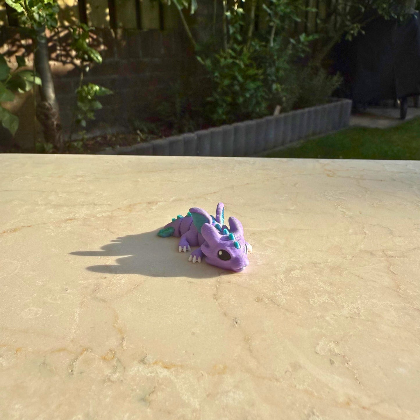 Detail van een flexibel 3D geprint drakenjong, toont de articulatie en het ontwerp.