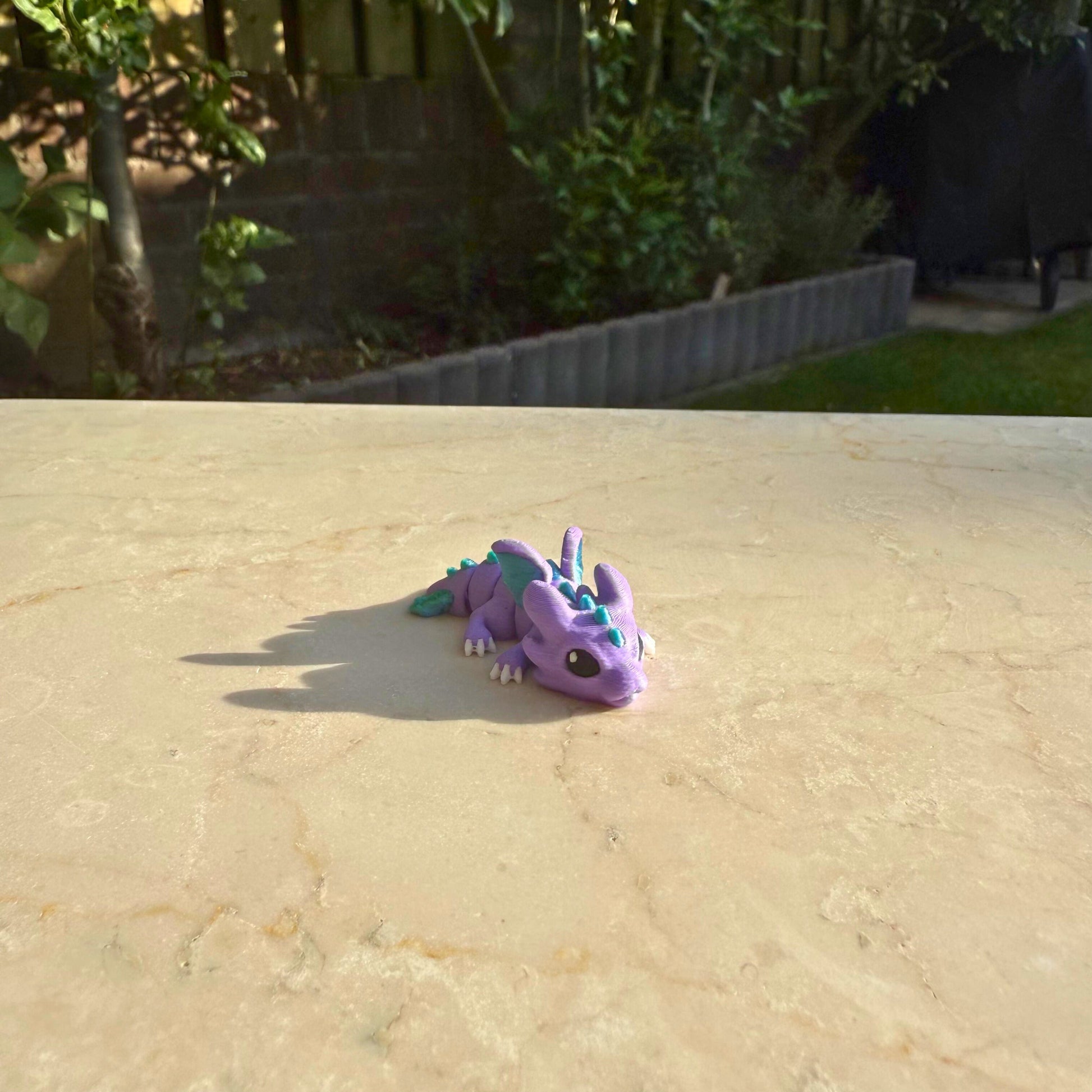 Detail van een flexibel 3D geprint drakenjong, toont de articulatie en het ontwerp.