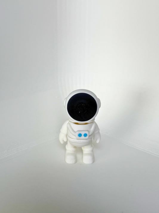 Duurzaam speelgoed: wit astronaut speelfiguur met zwarte helm en blauwe details, vooraanzicht