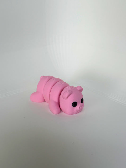 Zijaanzicht van een kindvriendelijk roze biggetje, gemaakt van milieuvriendelijk materiaal voor veilig speelplezier.