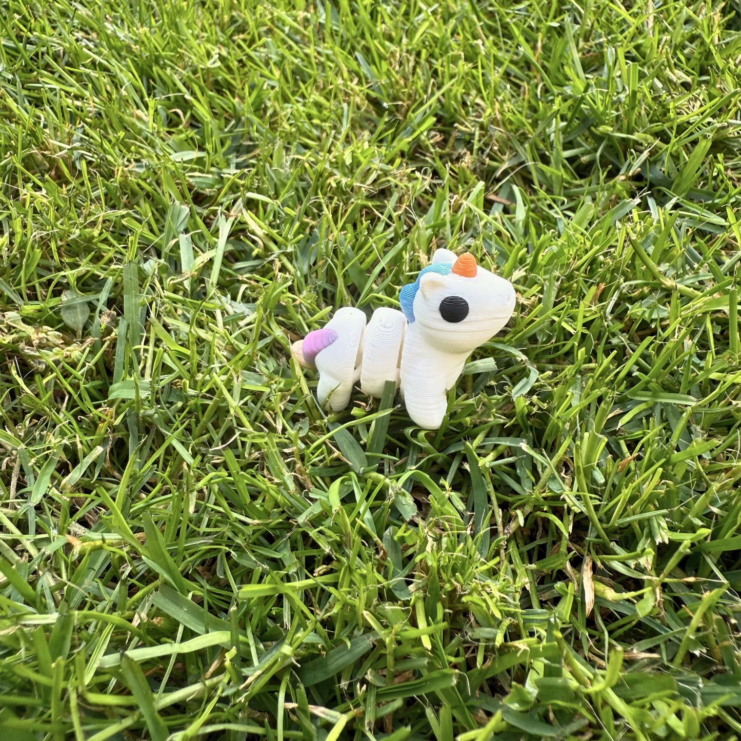 Flexibel model van een 3D geprinte eenhoorn, speelgoed met beweegbare delen.