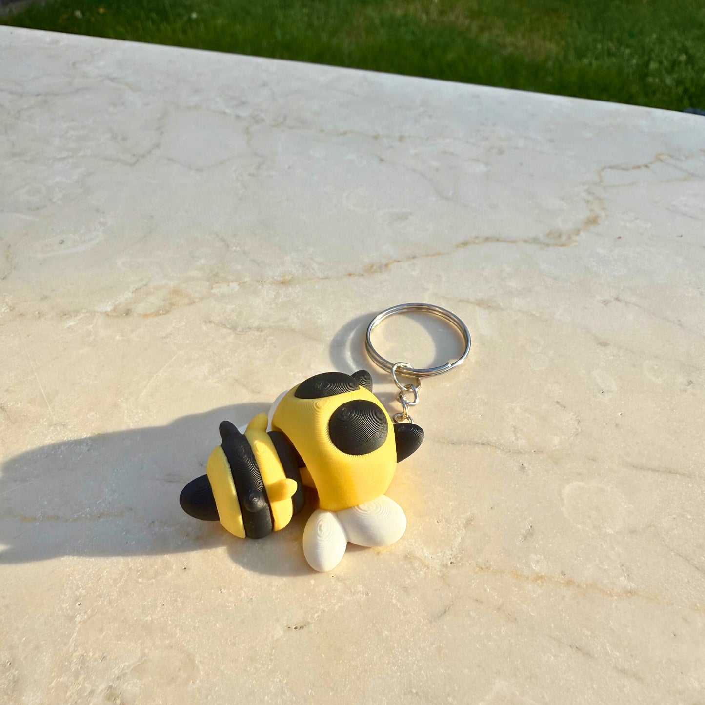 Duurzaam 3D geprint flexibel bijtje (of hommel) van WereldjeMakers, veilig en eco-vriendelijk speelgoed.