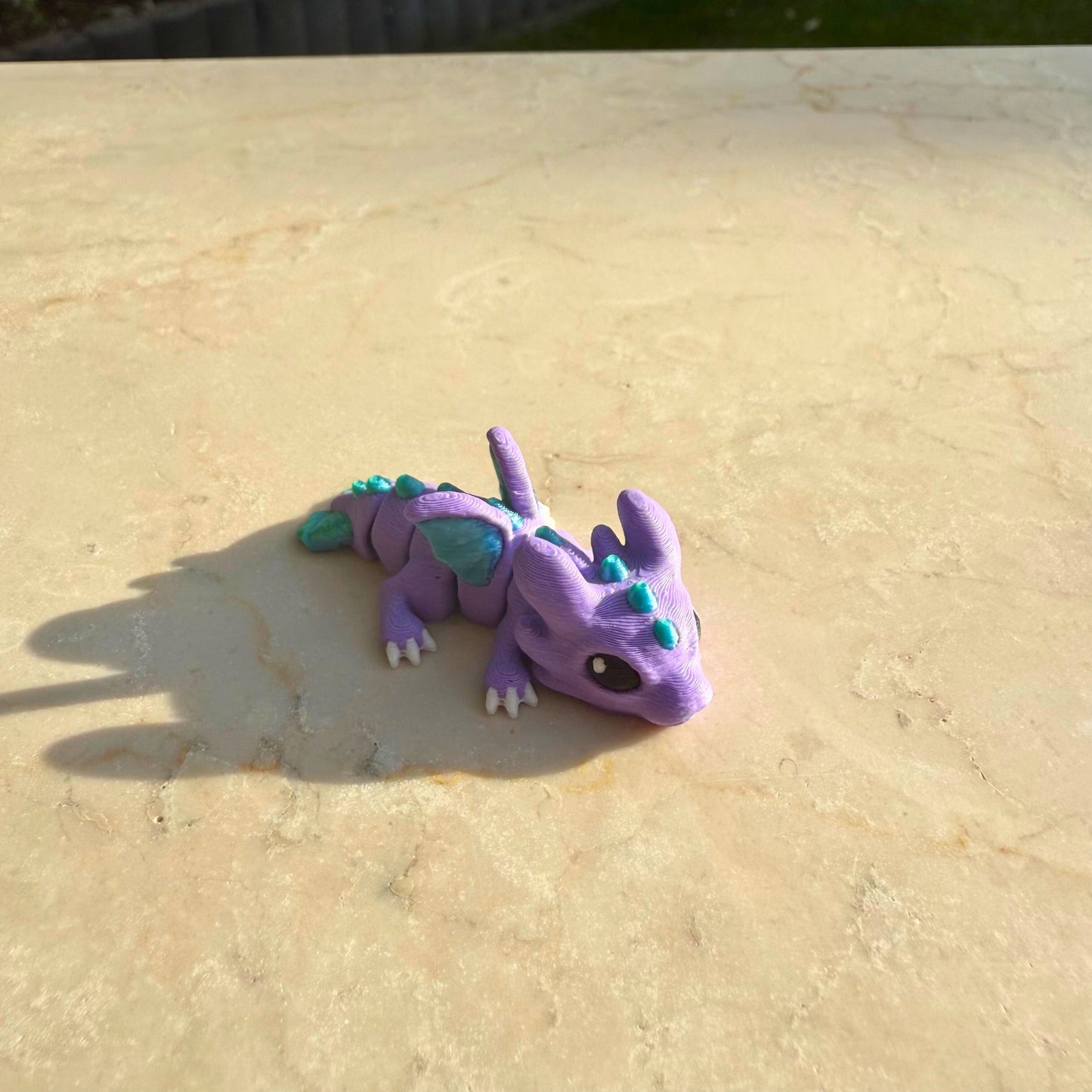 3D geprint flexibel speelgoed drakenjong (baby draak), duurzaam PLA materiaal.