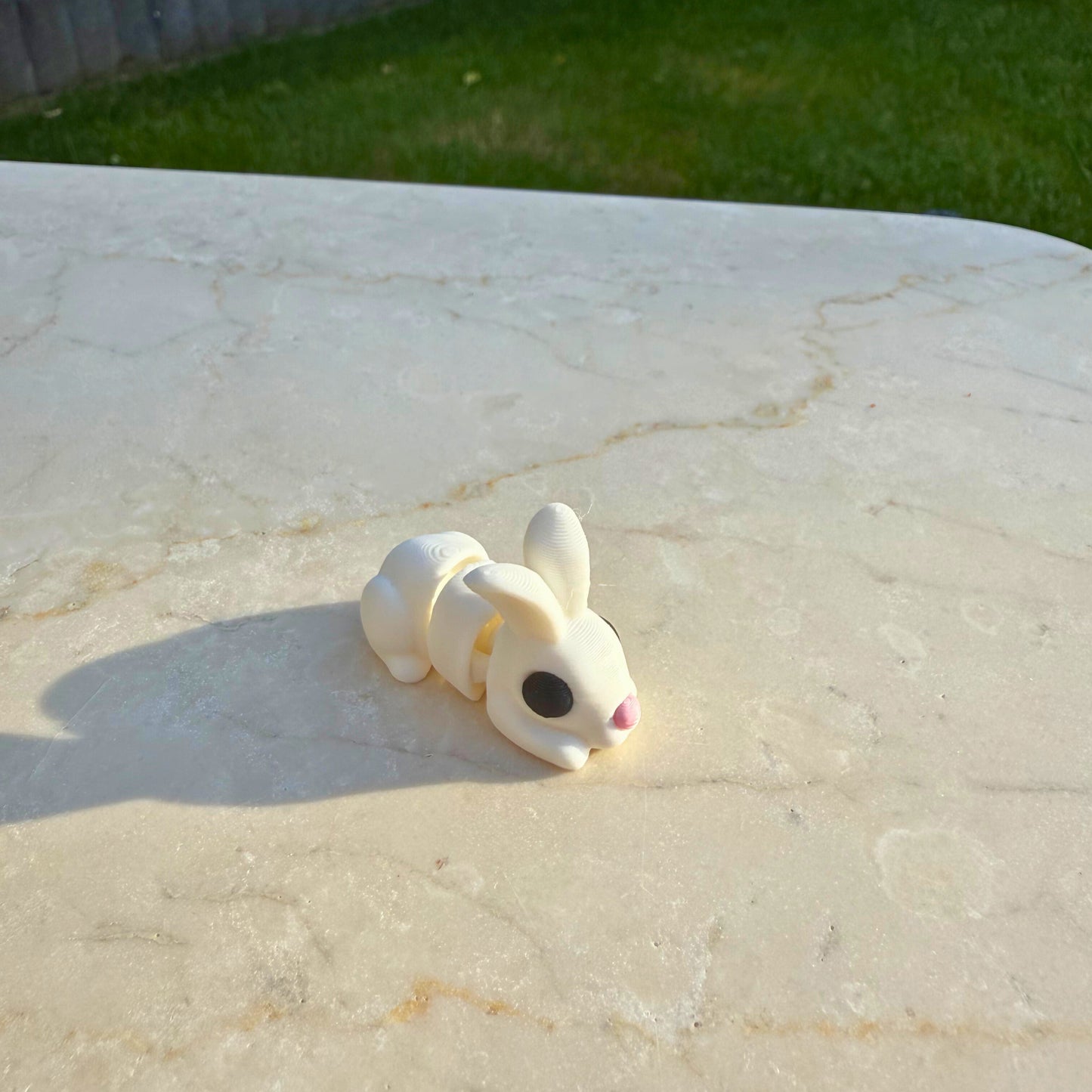 Wit 3D geprint flexibel konijntje speelgoed, met lange oren en beweegbare poten.