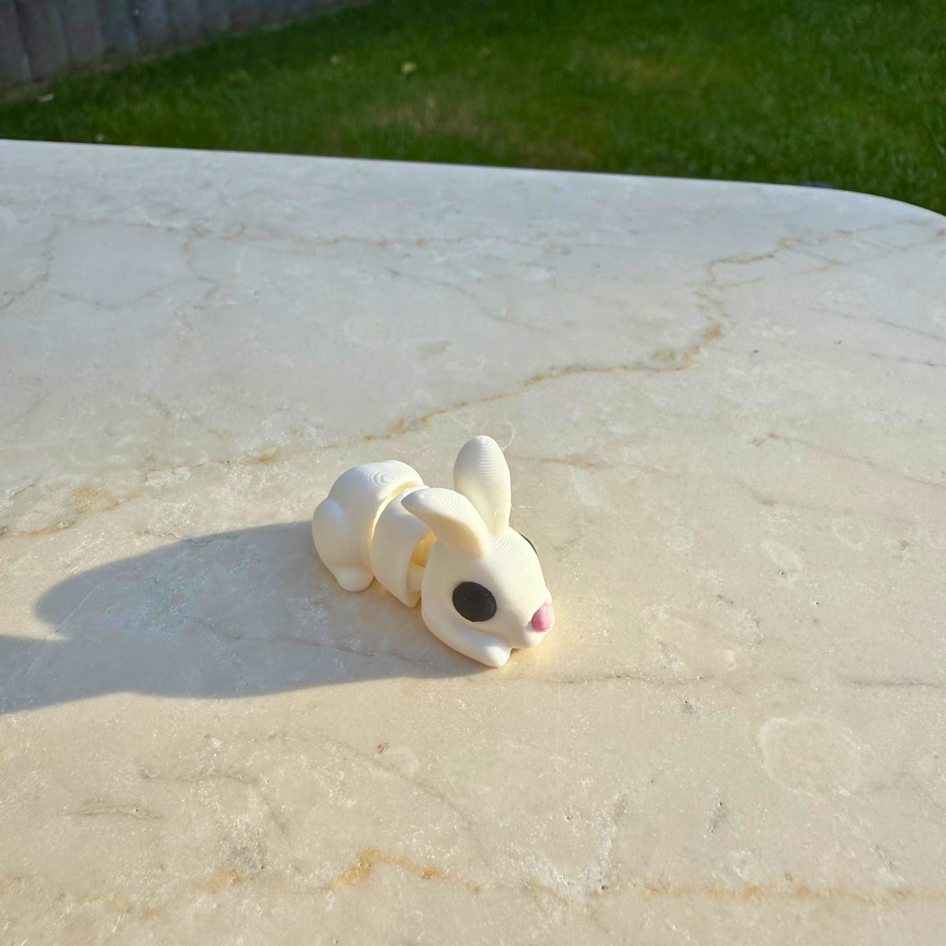 Wit 3D geprint flexibel konijntje speelgoed, met lange oren en beweegbare poten.