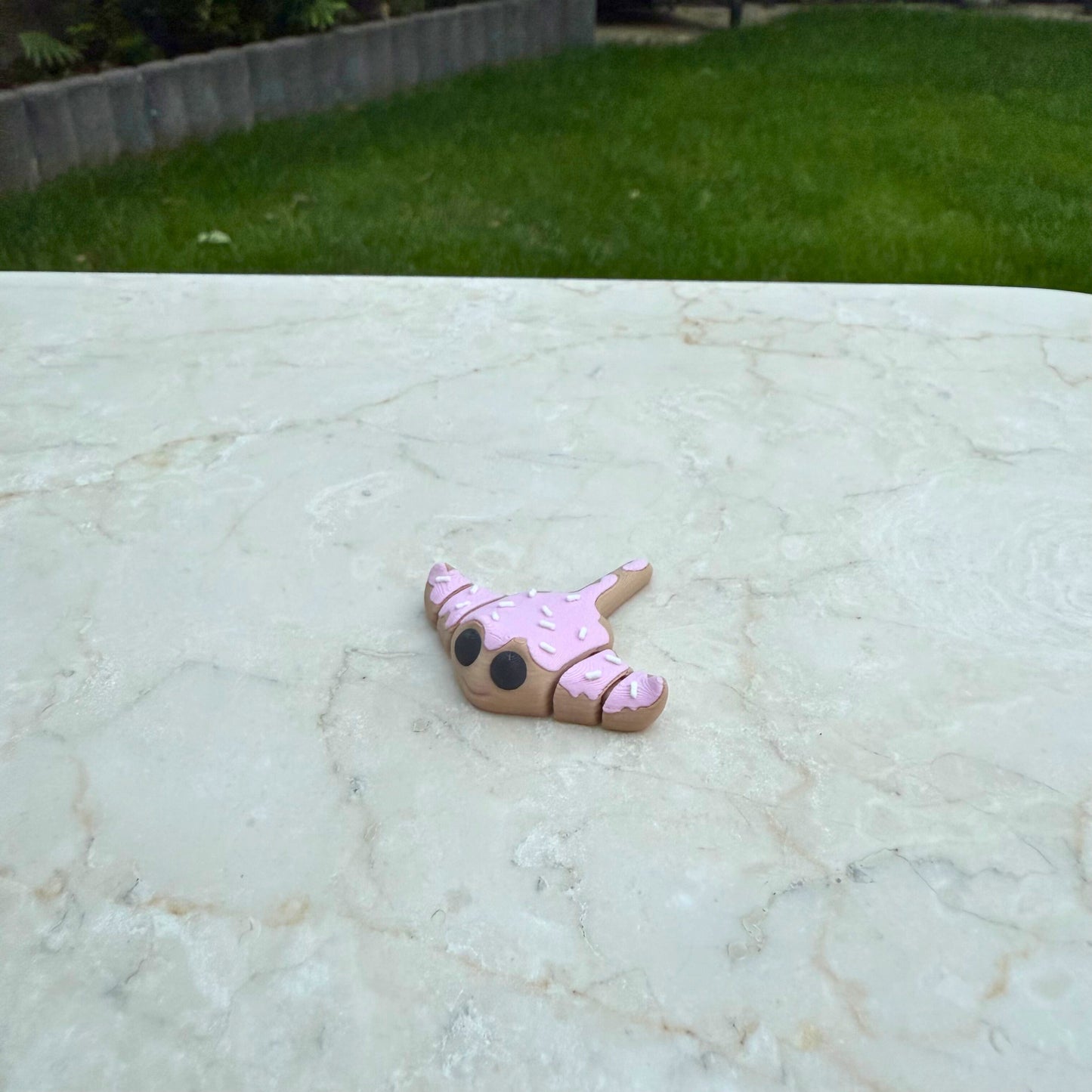 Flexibel 3D geprint baby pijlstaartrogje met een "snoep" of "gesuikerde" uitstraling.