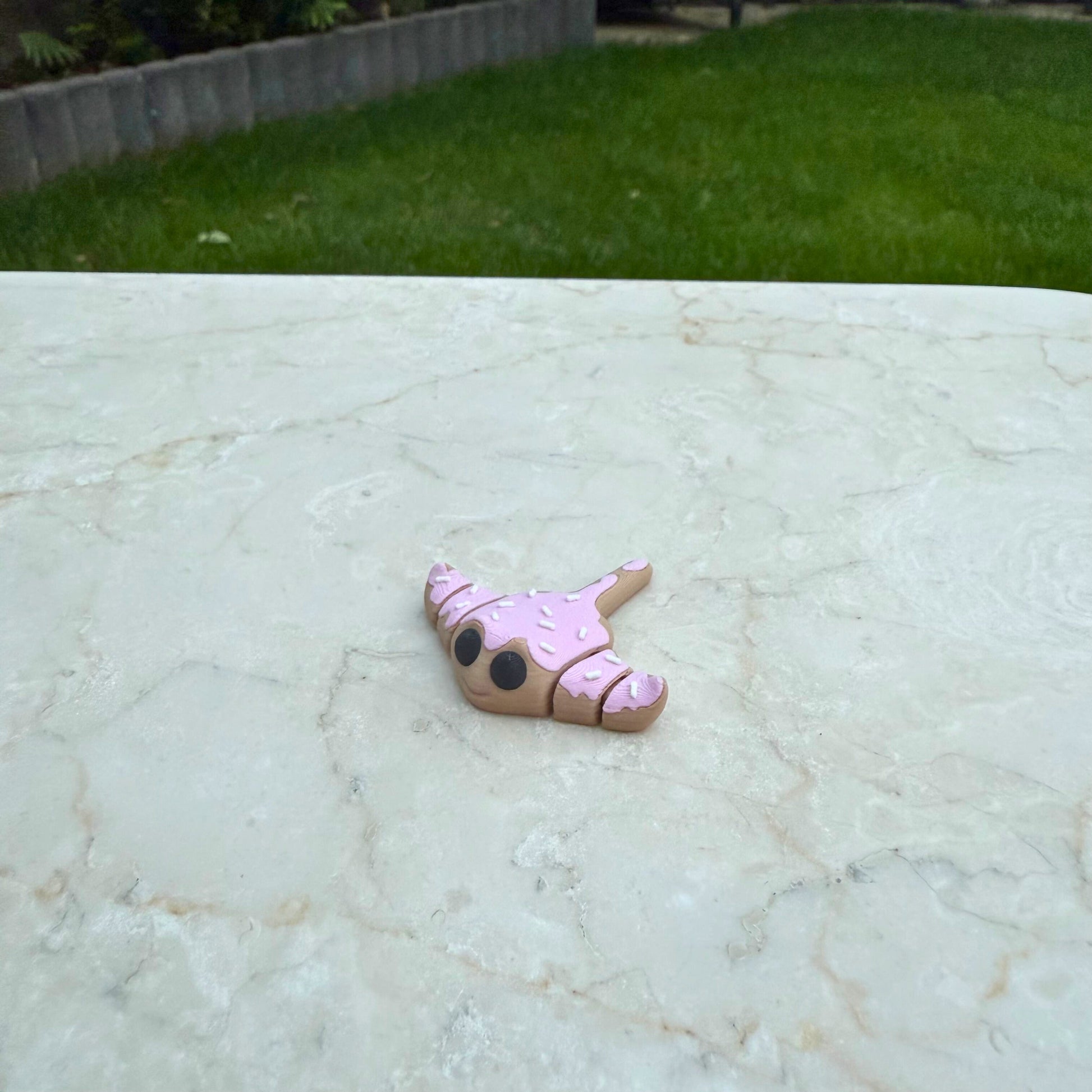 Flexibel 3D geprint baby pijlstaartrogje met een "snoep" of "gesuikerde" uitstraling.