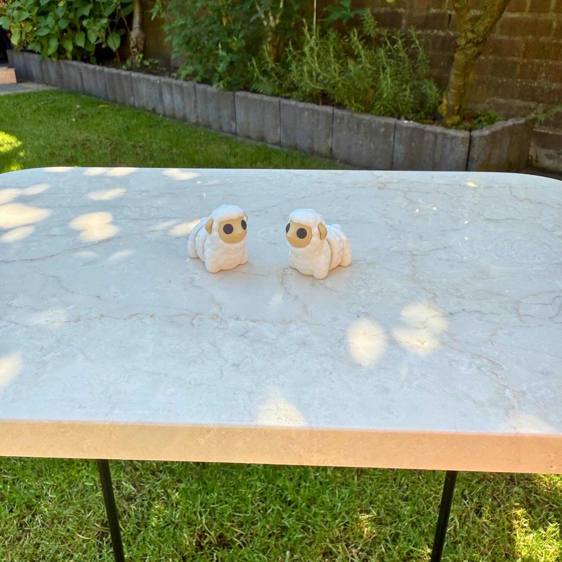 Set van twee 3D geprinte flexibele schaapjes speelgoed, wit met wollige textuur.