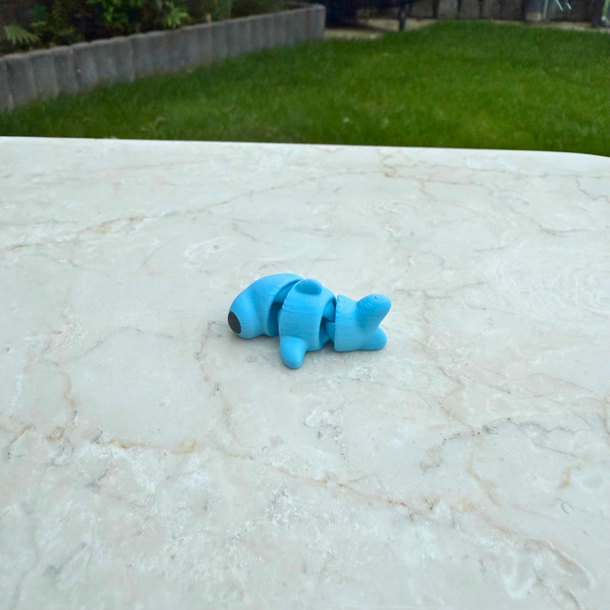 Detail van een 3D geprint flexibel baby hamerhaaitje van WereldjeMakers, toont de articulatie.