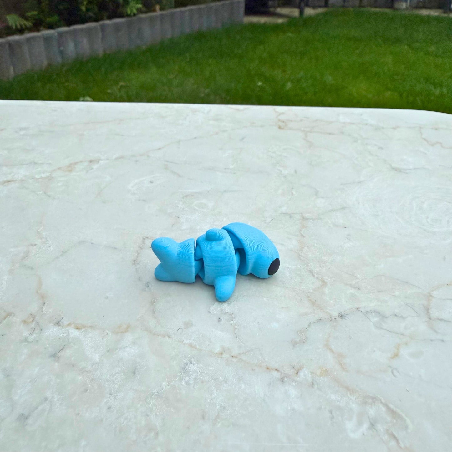 Zijaanzicht, Detail van een 3D geprint flexibel baby hamerhaaitje van WereldjeMakers, toont de articulatie.