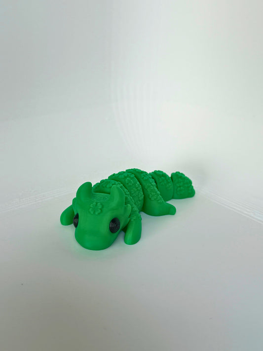 Groene articulerende draak met klavertjesvier – kindvriendelijk en milieuvriendelijk speelgoed voor geluk en plezier