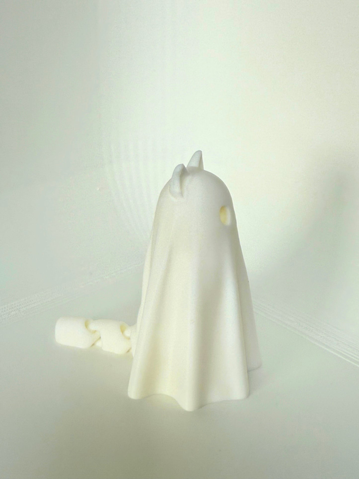 3D-geprinte spookkat van achteren gezien met een zichtbare kettingstaart, wat een speels detail toevoegt