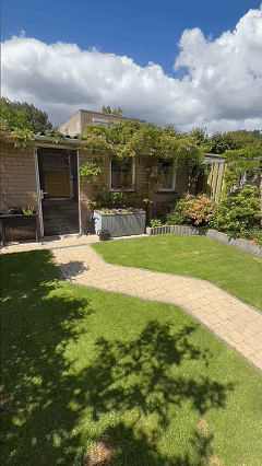 Zijaanzicht van de uitgeschoven 3D geprinte telescopische regenboog katana met drakenhuid handvat.