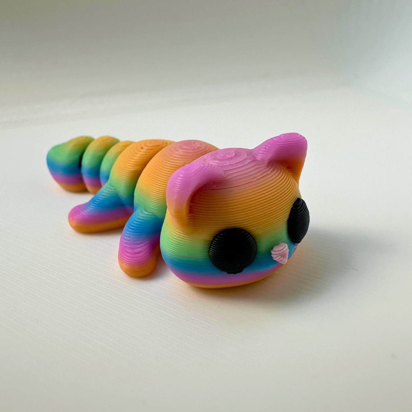 Schattige 3D geprinte flexibele kat in regenboogkleuren, duurzaam PLA speelgoed voor kinderen.