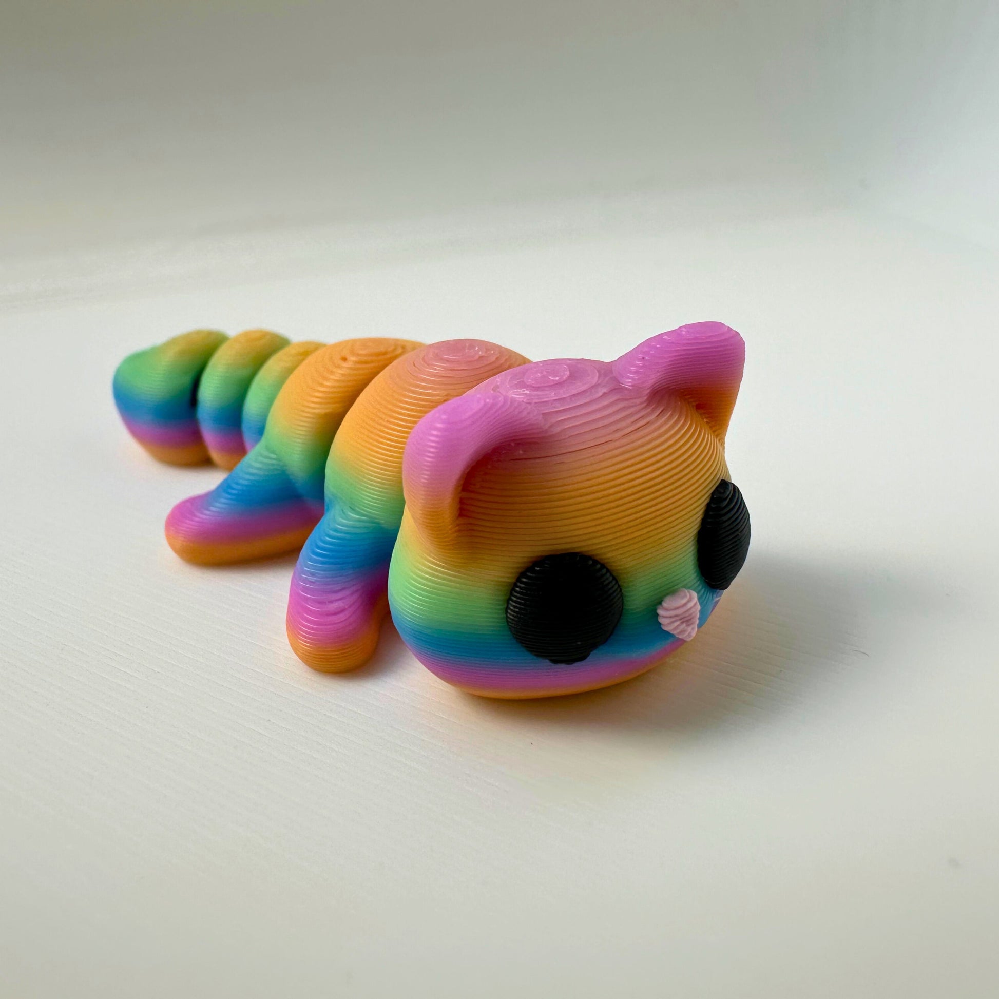 Schattige 3D geprinte flexibele kat in regenboogkleuren, duurzaam PLA speelgoed voor kinderen.