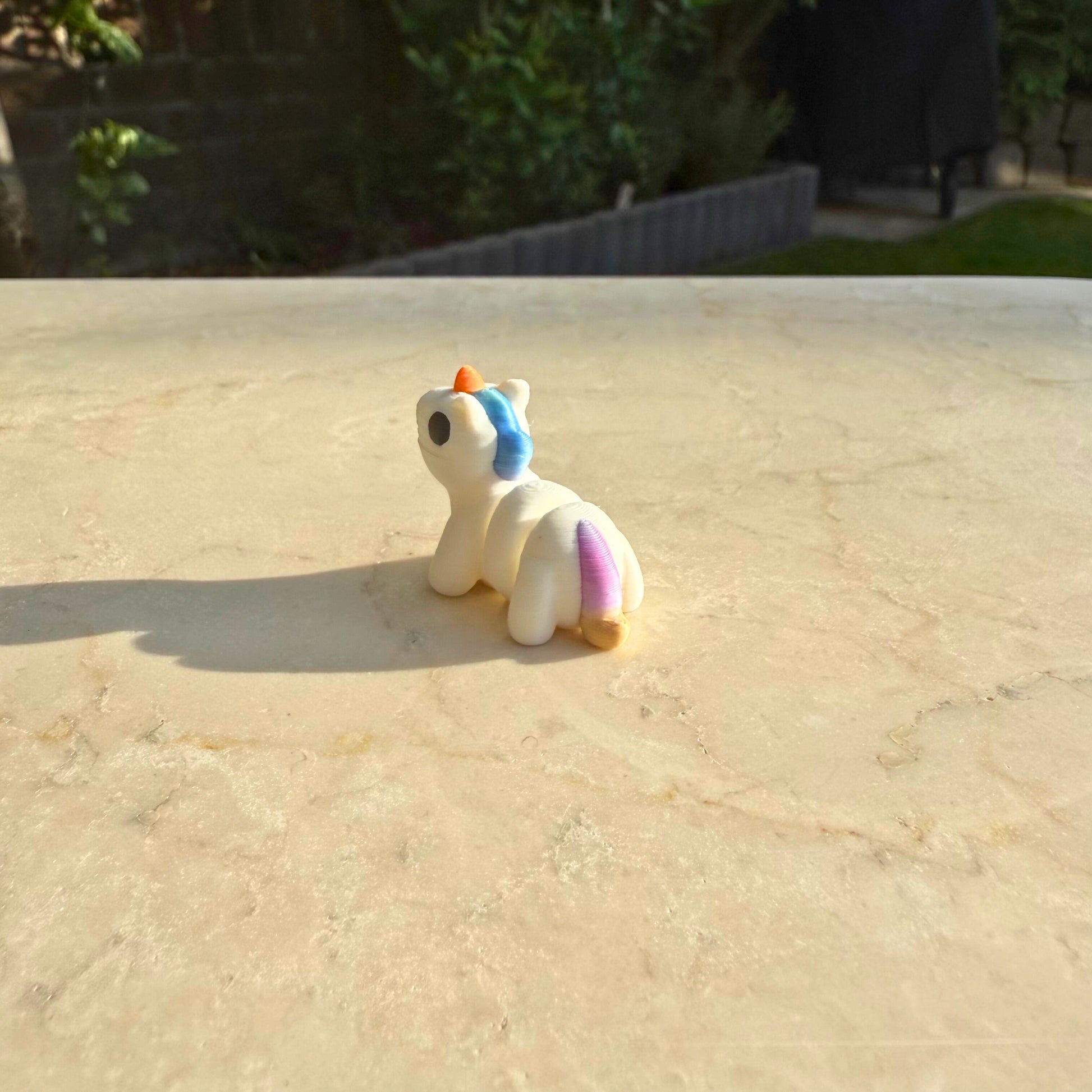 Detail van een 3D geprinte speelgoed eenhoorn, toont de hoorn en articulatie.